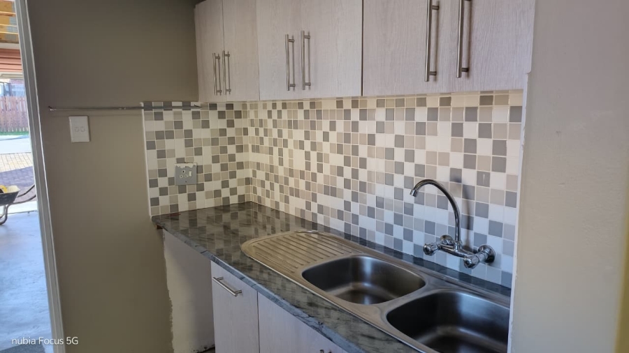 To Let 4 Bedroom Property for Rent in Wavecrest Eastern Cape